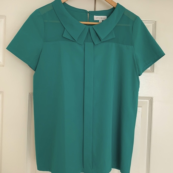 Tops - Apple & Eve blouse